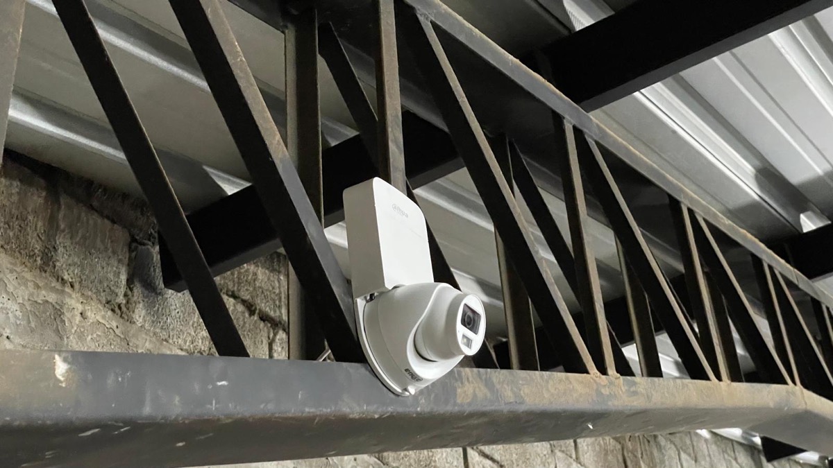 Cámara de seguridad Dahua montada bajo el techo metálico del complejo de bodegas.